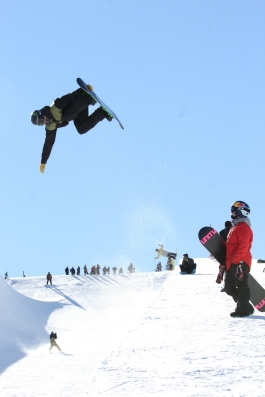 [Photo/Sebastian Foltz/Explore Summit magazine] U.S. pro snowboarder Arielle Gold watches her brother Taylor reach for a grab during U.S. Team Practice in Breckenridge, Colorado.